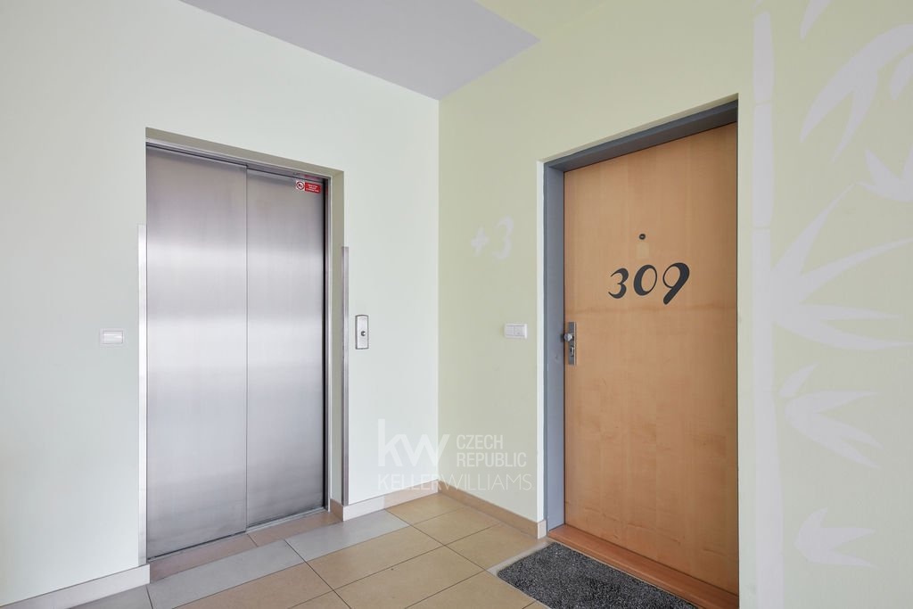 Chodba v bytovém domě