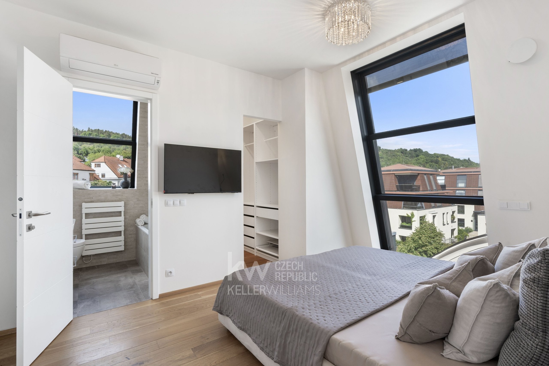 Hlavní ložnice s ensuite koupelnou a šatnou