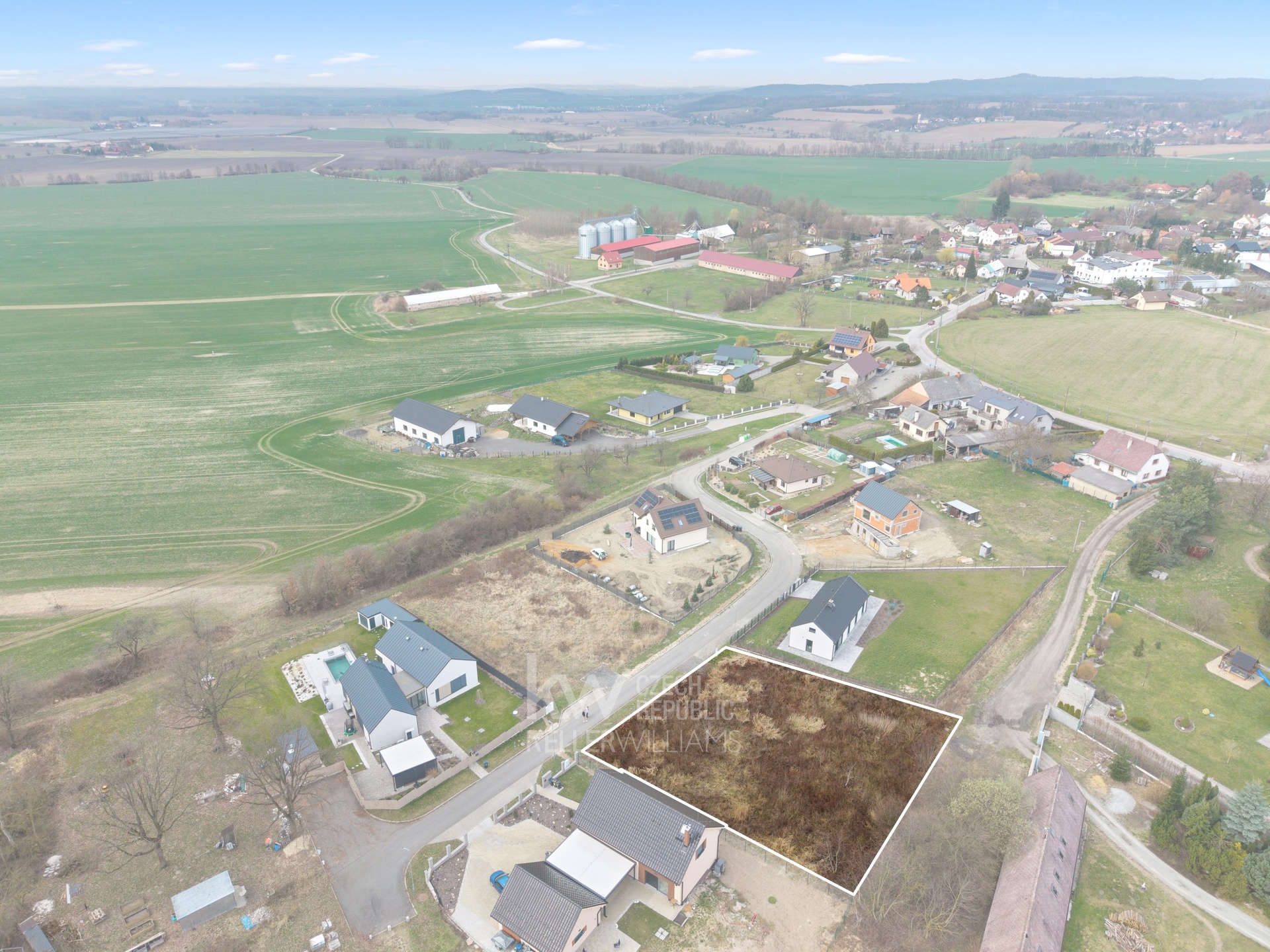 Pohled na pozemek směrem na severozápad - vyznačený