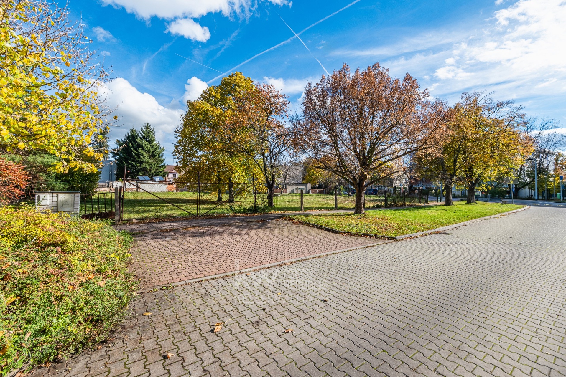 pozemek na bydleni? Kbely_8876