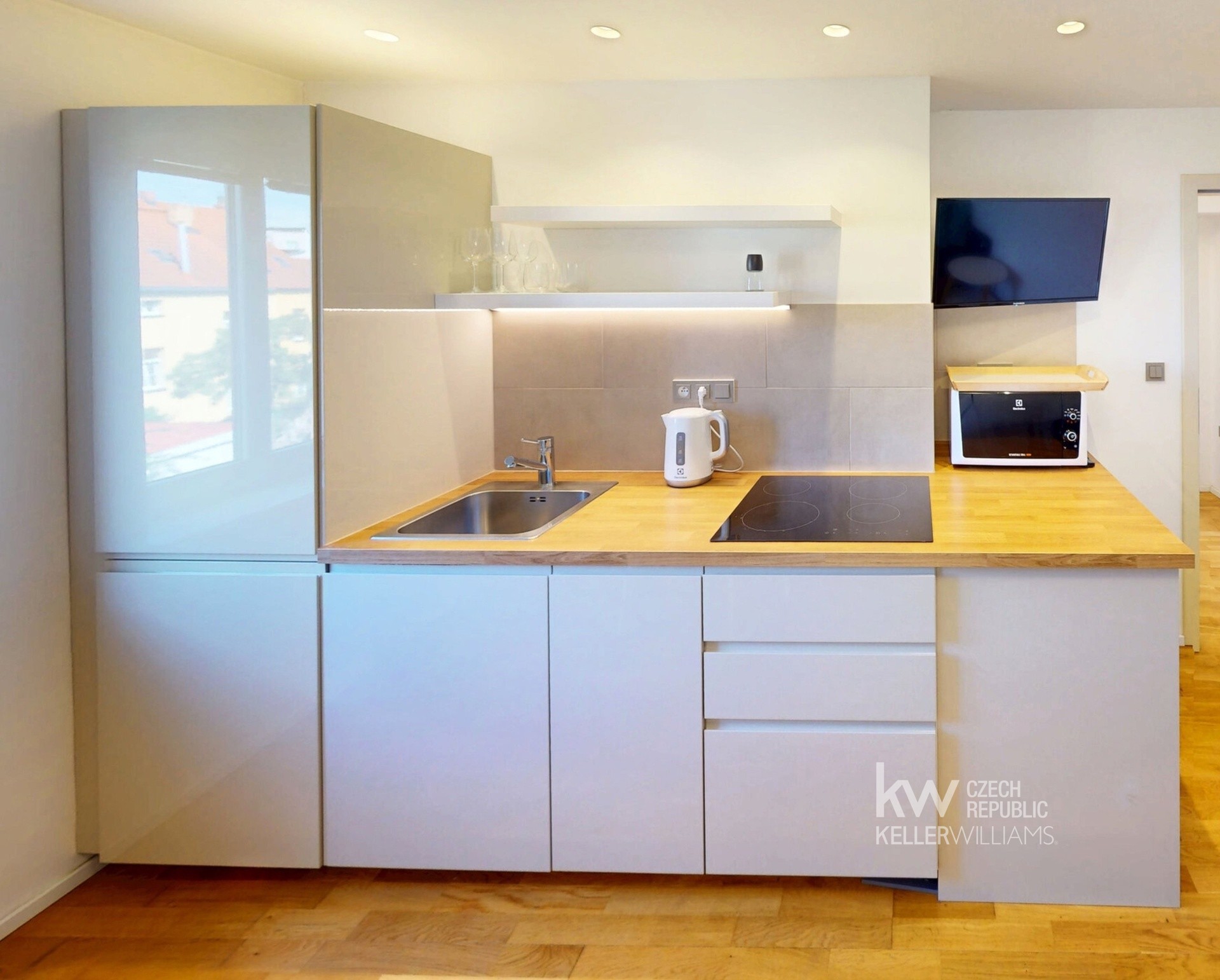 OBÝVACÍ POKOJ S KUCH. KOUTEM/ LIVING ROOM WITH KITCHENETTE