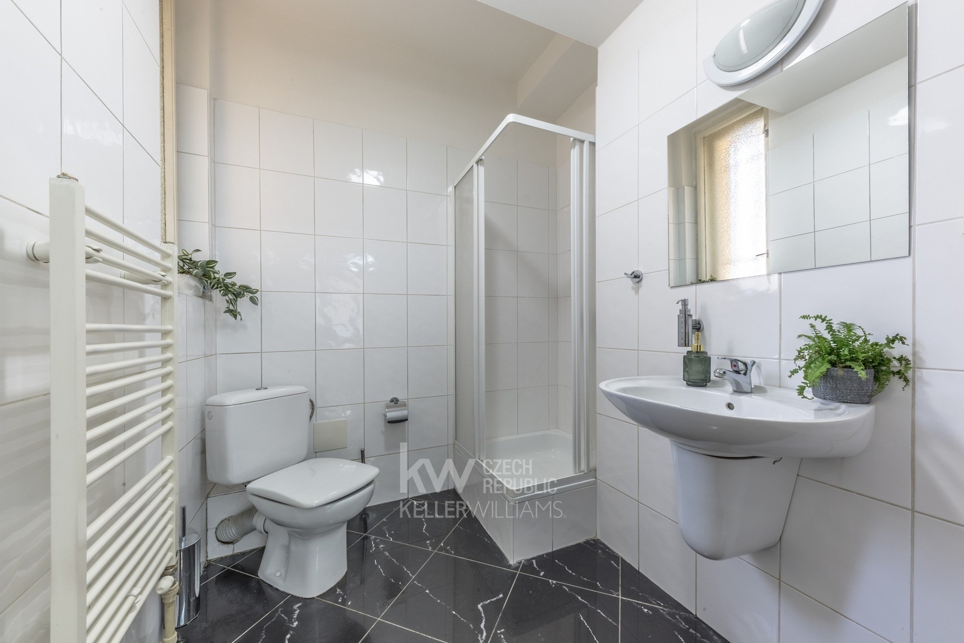 přízemí-wc, sprchový kout