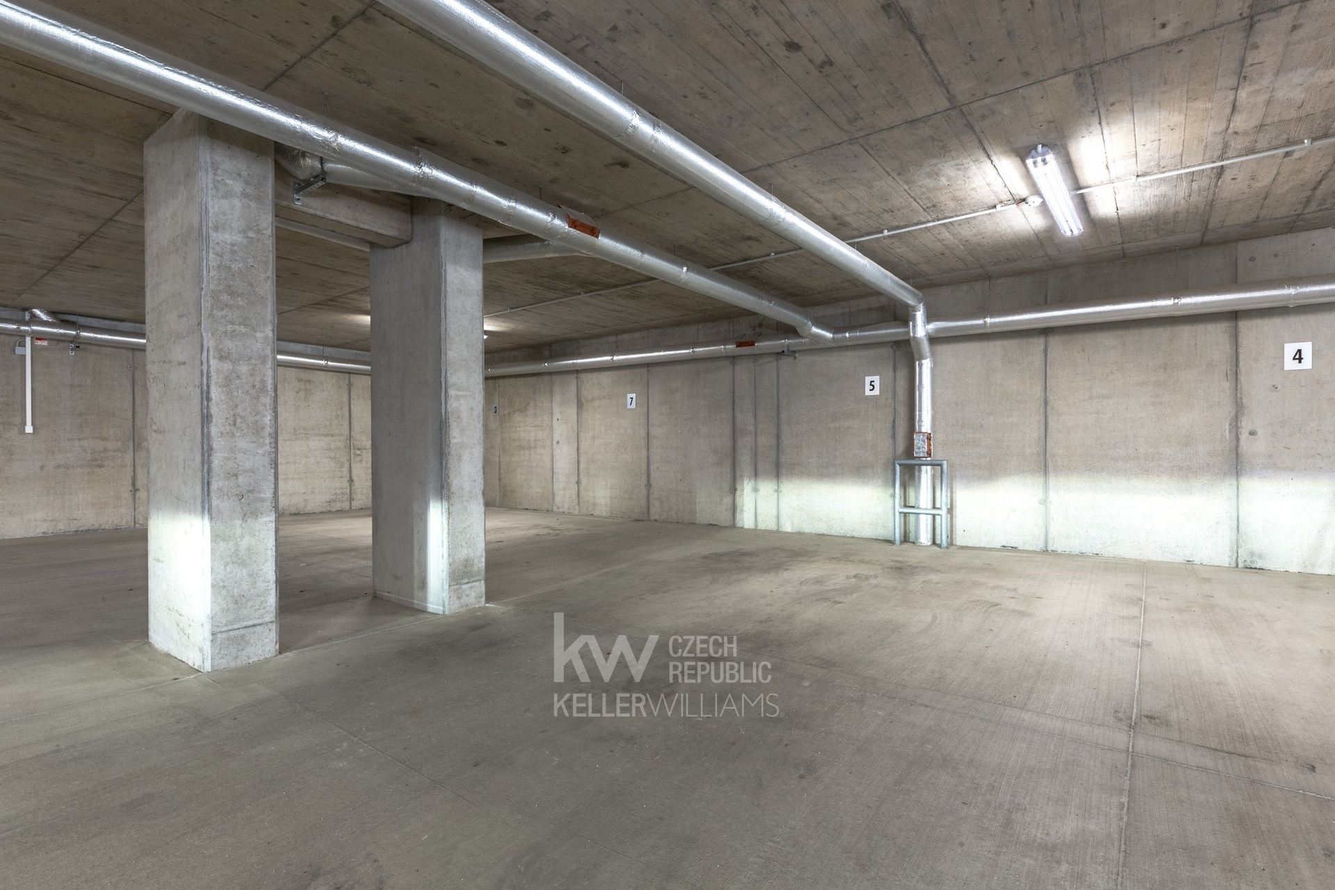 Garážové stání v domě