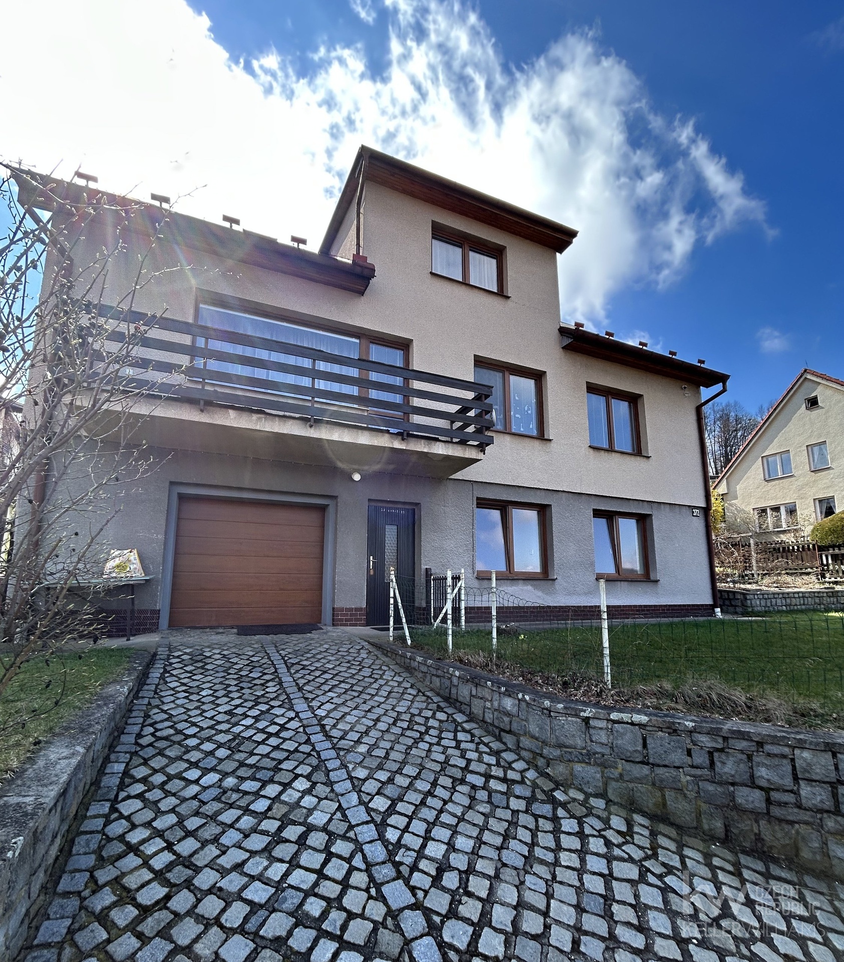 Pohled na dům se vstupem do bytu