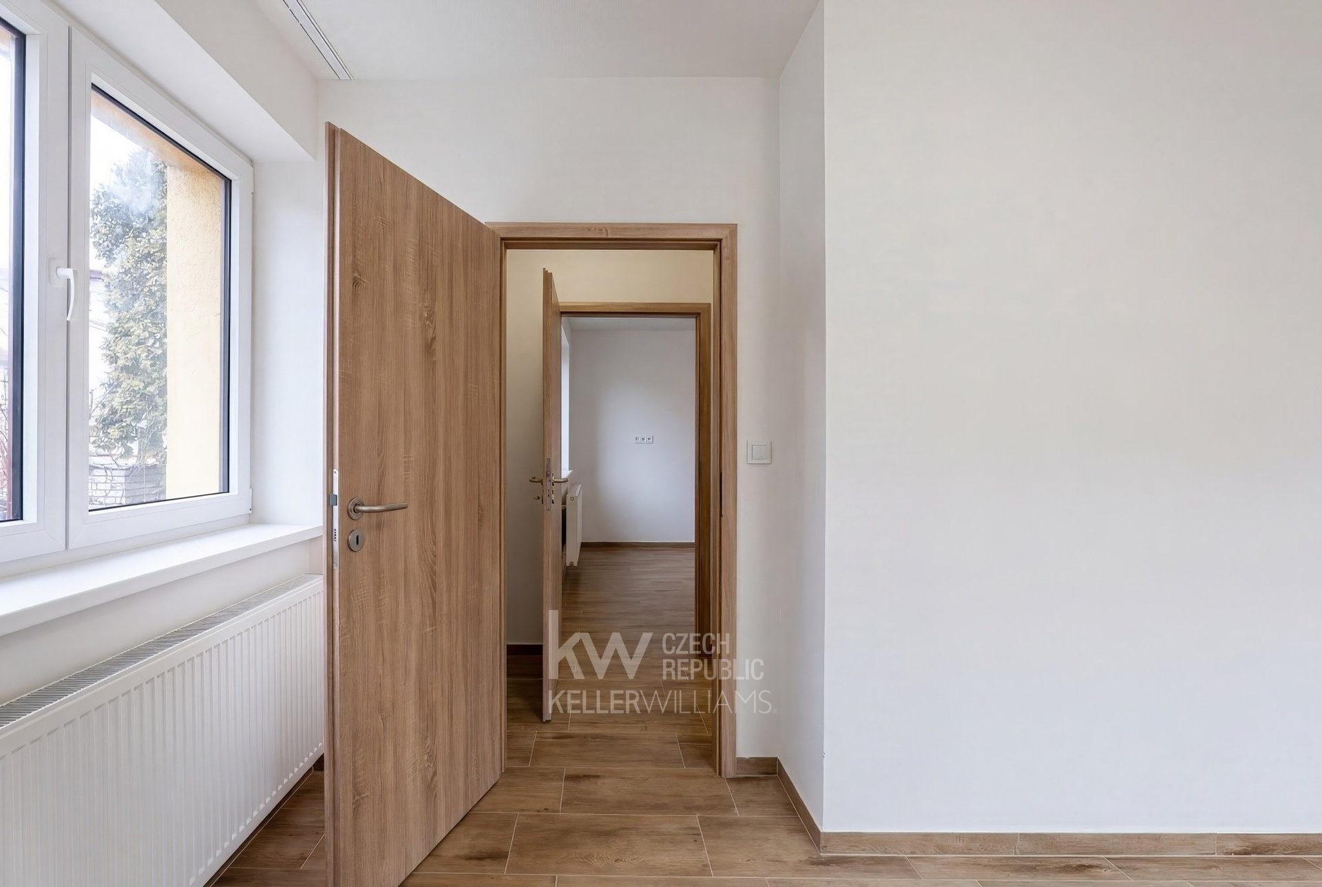 Ložnice & pohled do Prádelny