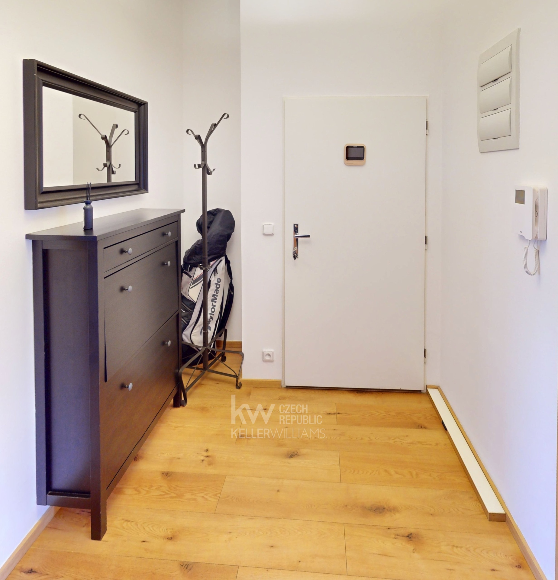 Vstupní chodba/ Entrance Hall