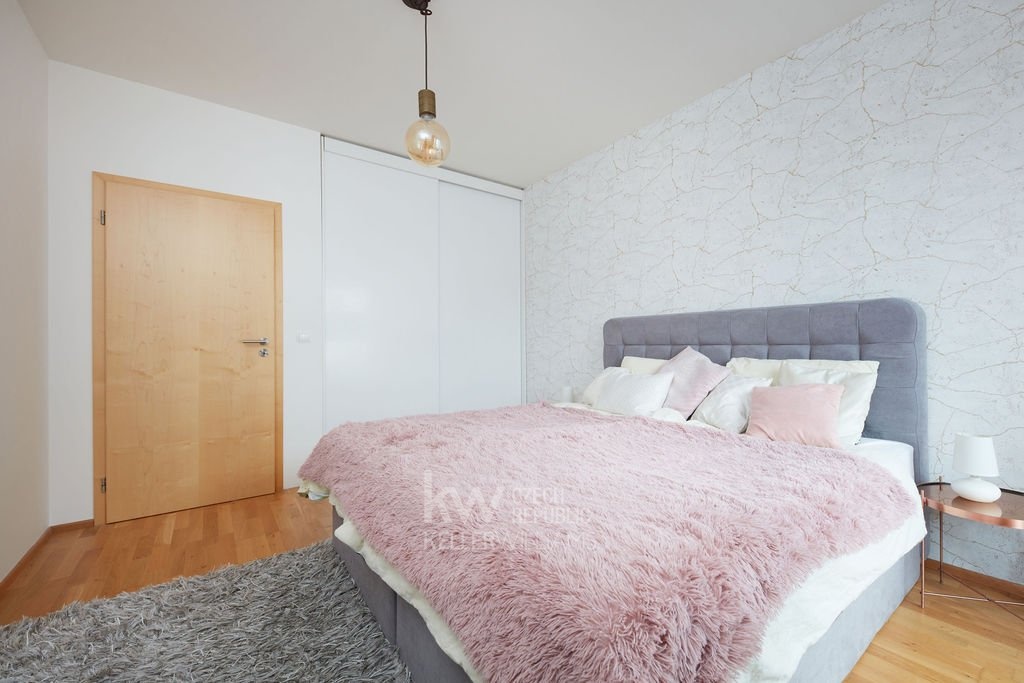 Ložnice a pohled na vestavěnou skříň