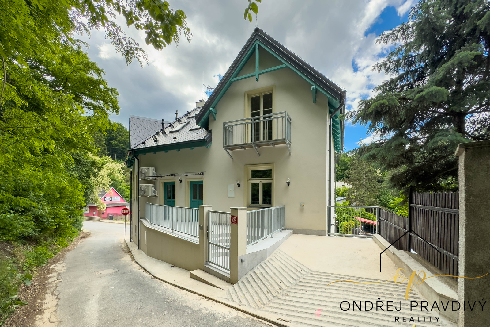 Vstup s parkovacím stáním