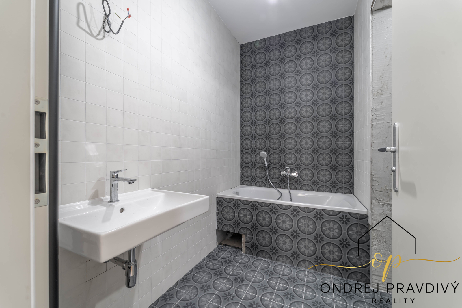 Koupelna s vanou, sprchou a WC