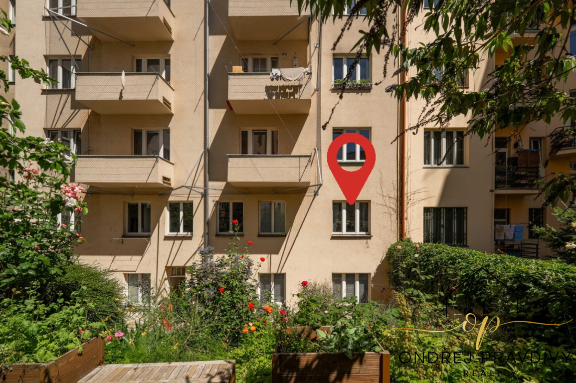 Byt ve zvýšeném přízemí orientovaný do zeleně