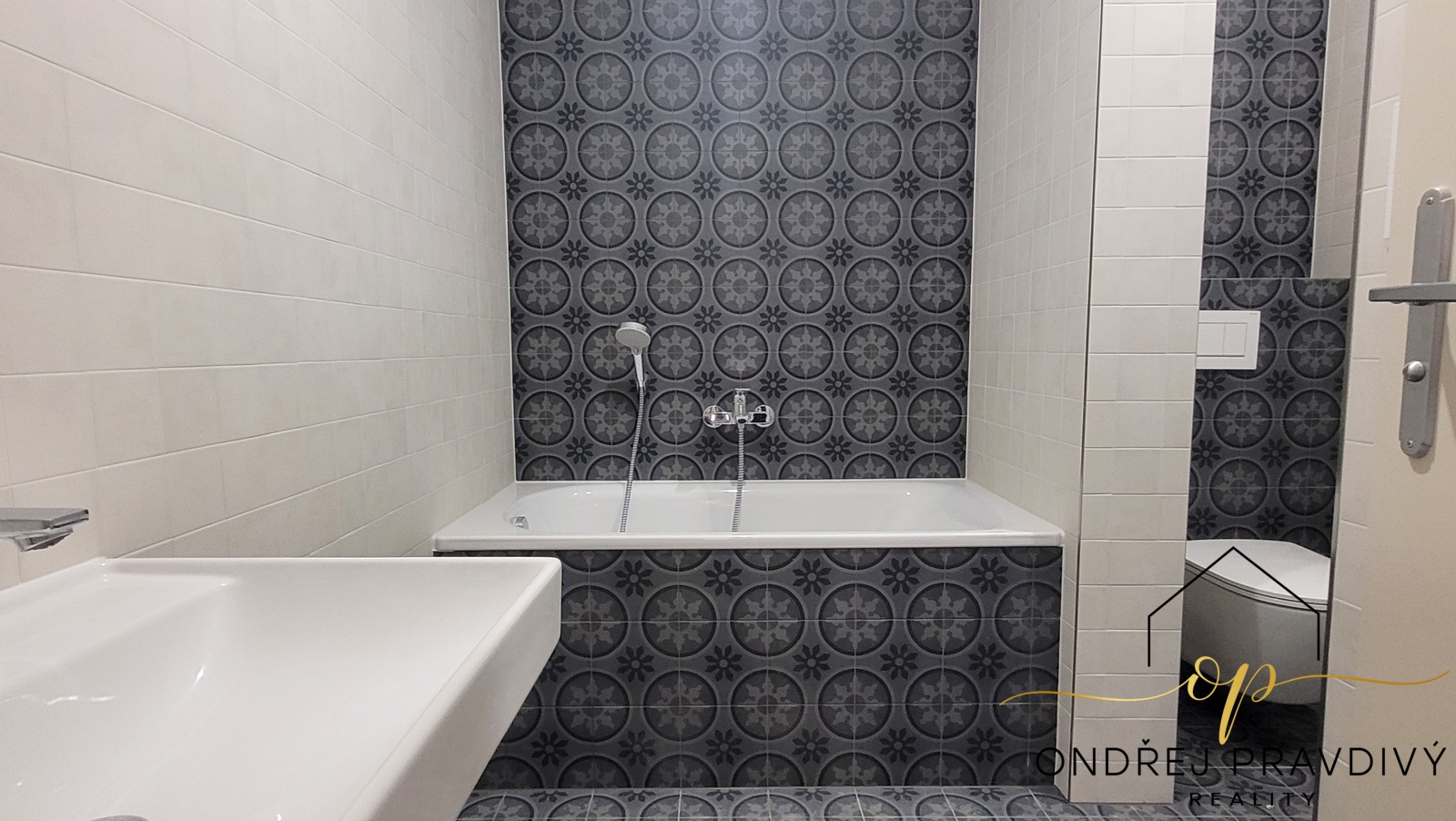 Koupelna s vanou, sprchou a WC