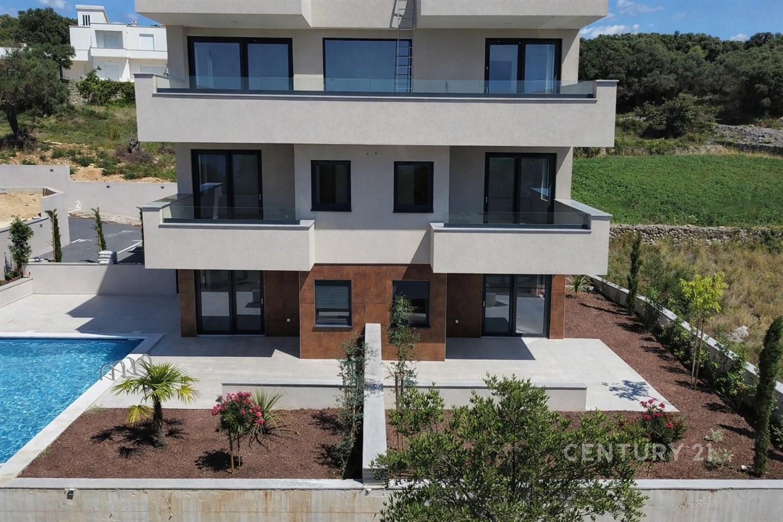 Moderní vila s balkonem, bazénem a upravenou zahra