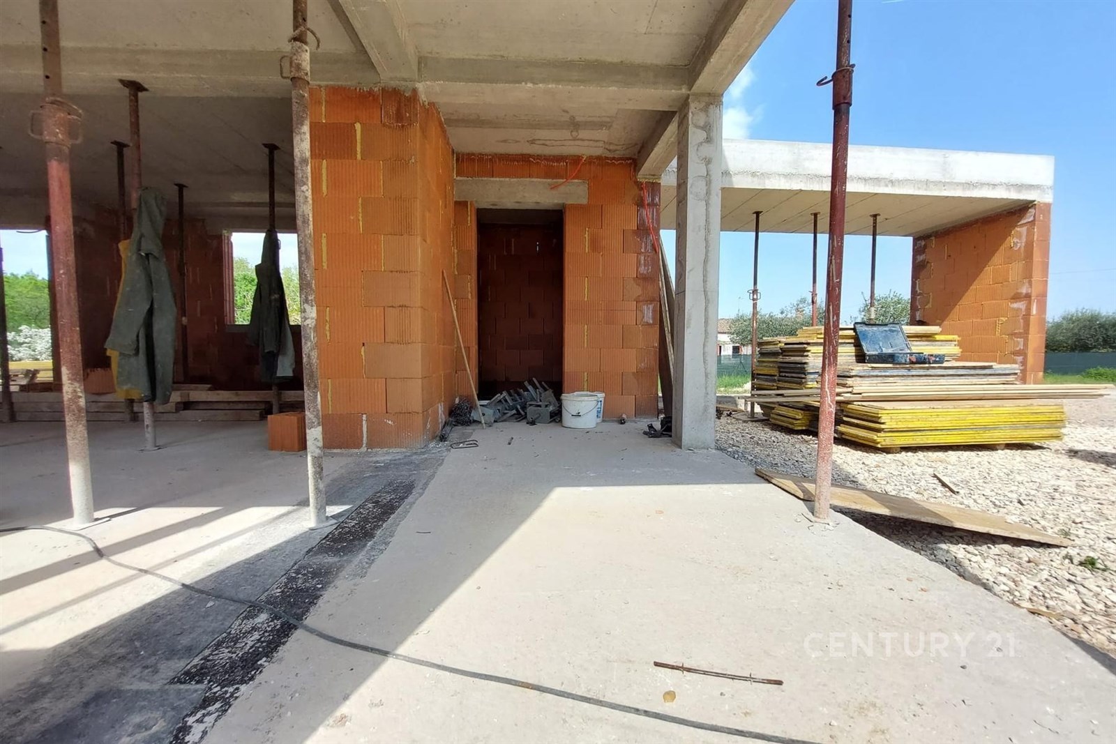 Rozestavěná terasa s betonovou podlahou, cihlové s