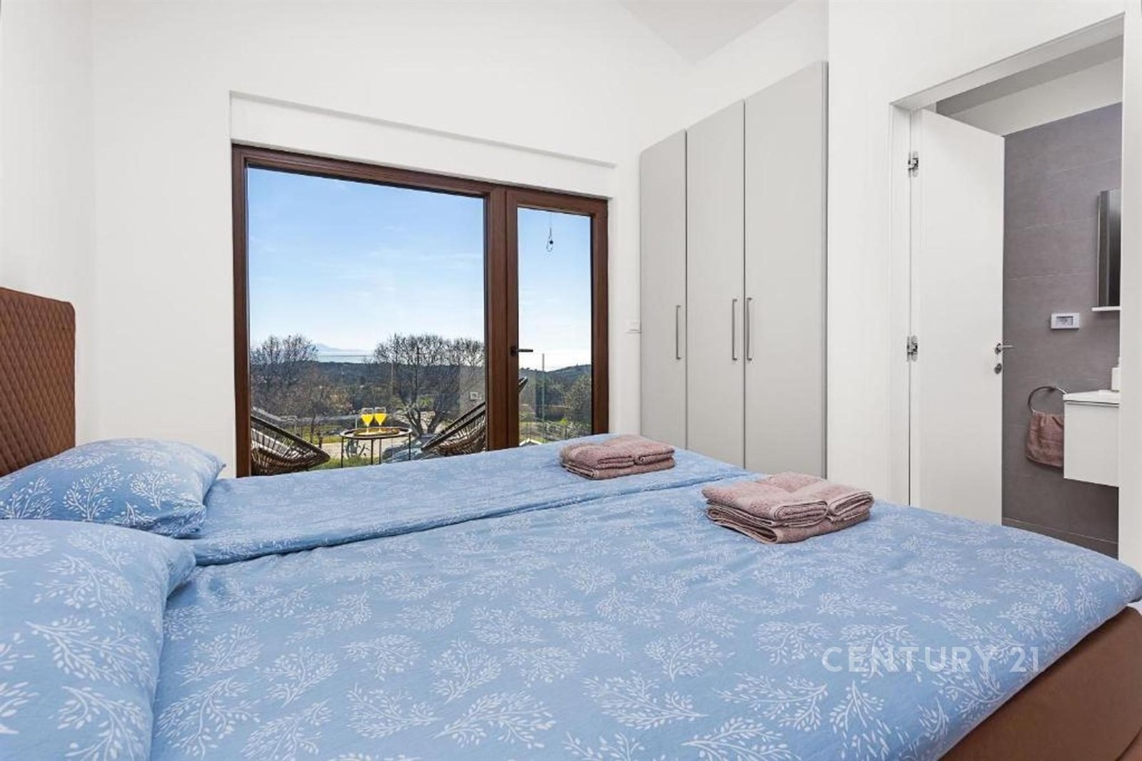 Prostorná ložnice s velkými okny nabízí krásný výhled. Vestavěné skříně poskytují dostatek úložného prostoru, moderní interiér zajišťuje komfort.