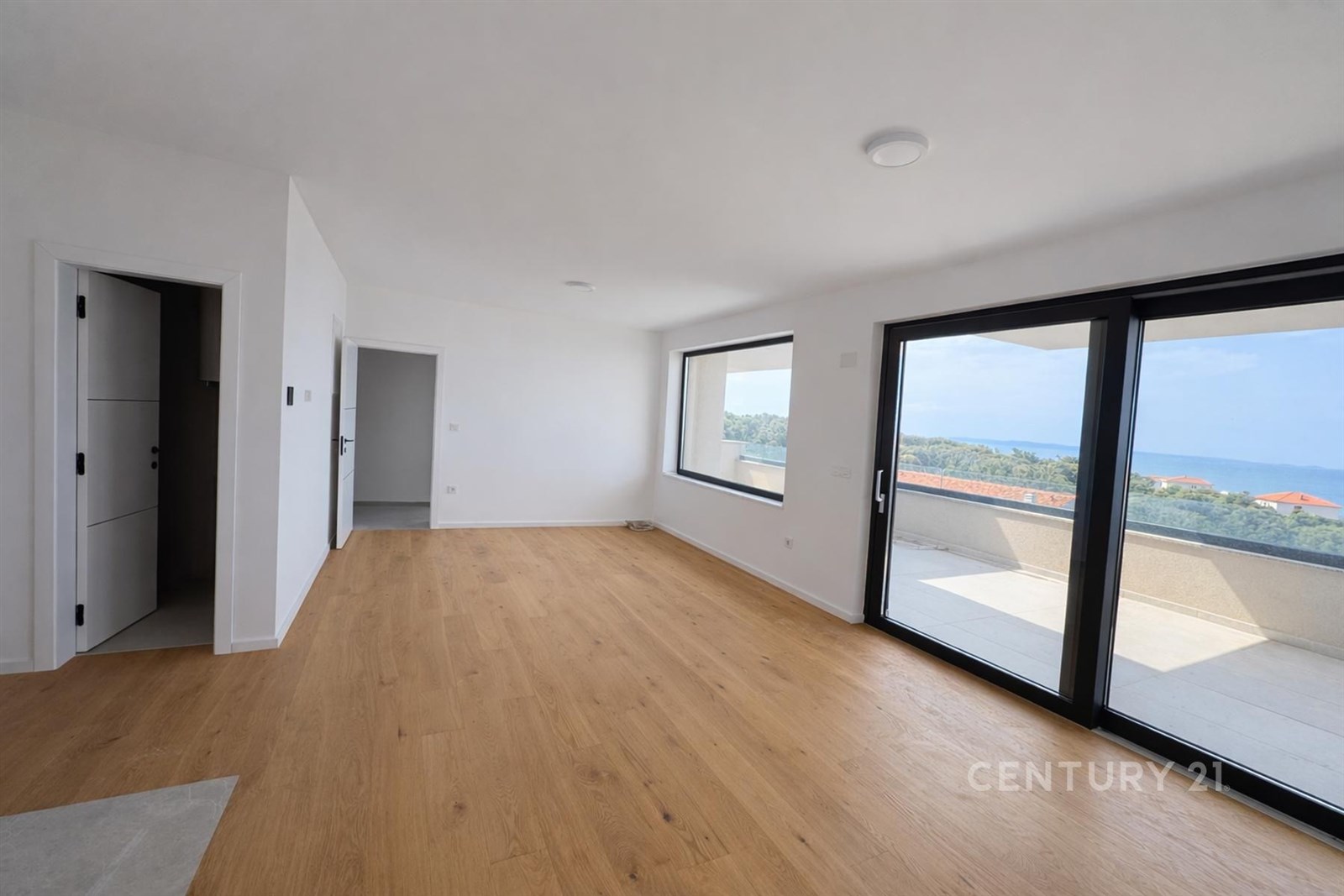 Světlý obývací pokoj s moderní parketovou podlahou