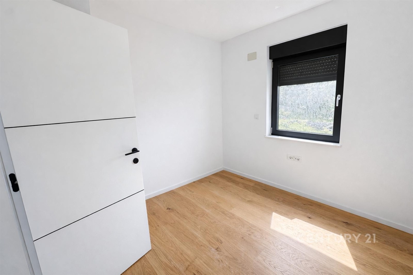 Světlá ložnice s dřevěnou podlahou, moderní bílou 