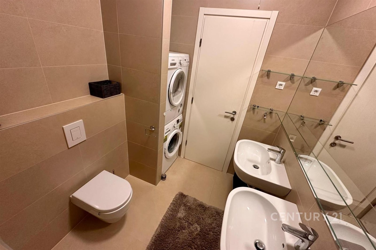 Moderní koupelna s dlažbou, světlé obklady, vestav