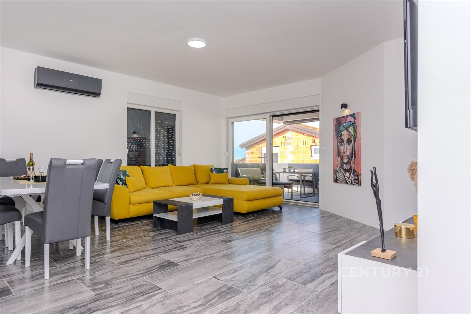 Světlý obývací pokoj s moderní kamennou dlažbou, v