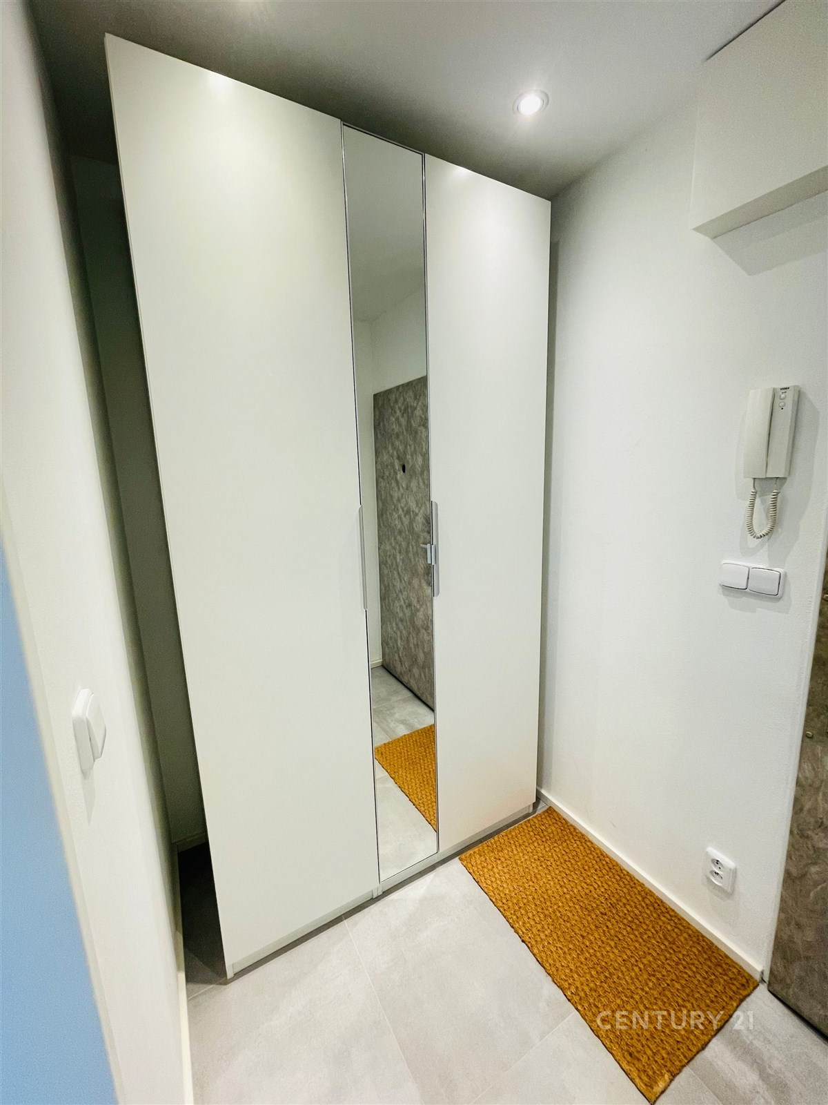 Vstupní hala s vestavěnými skříněmi, dlažbou a mod