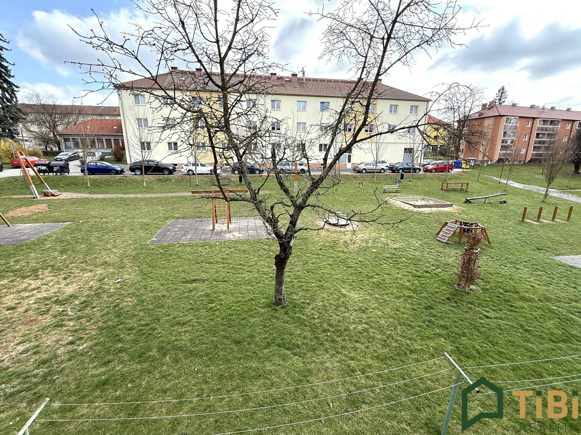 pohled z okna dětské hřiště