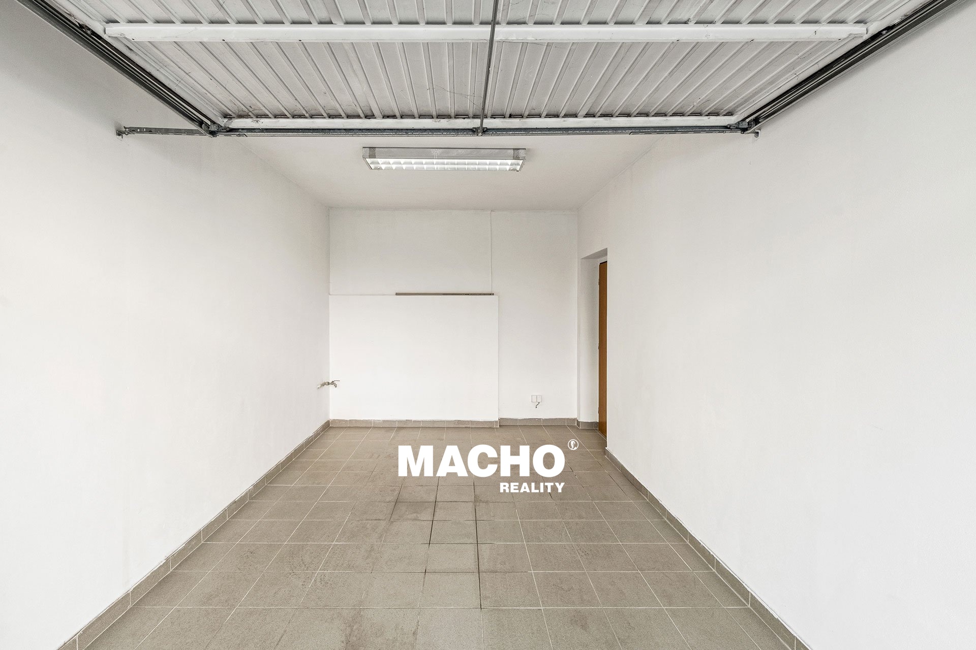 macho-reality-pronajem-garaze-na-dedinach-praha-04