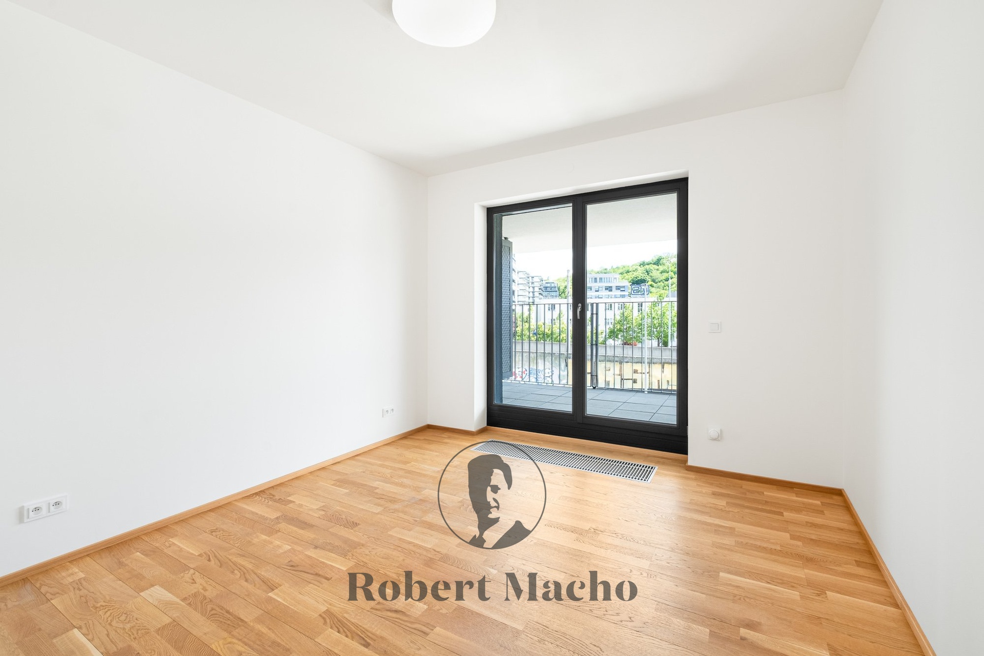 robert-macho-reality-pronajem-bytu-mezi-vodami-pra