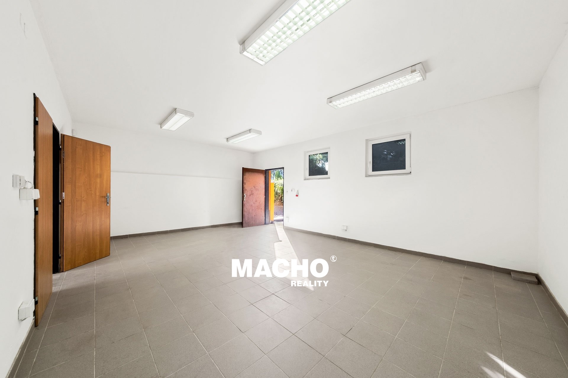 macho-reality-pronajem-garaze-na-dedinach-praha-03