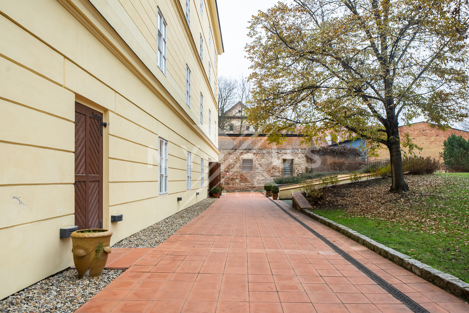 Budova Trojského mlýna - vstup