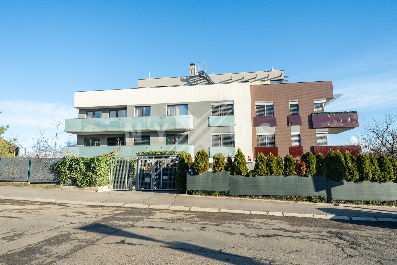 Pohled na dům z ulice