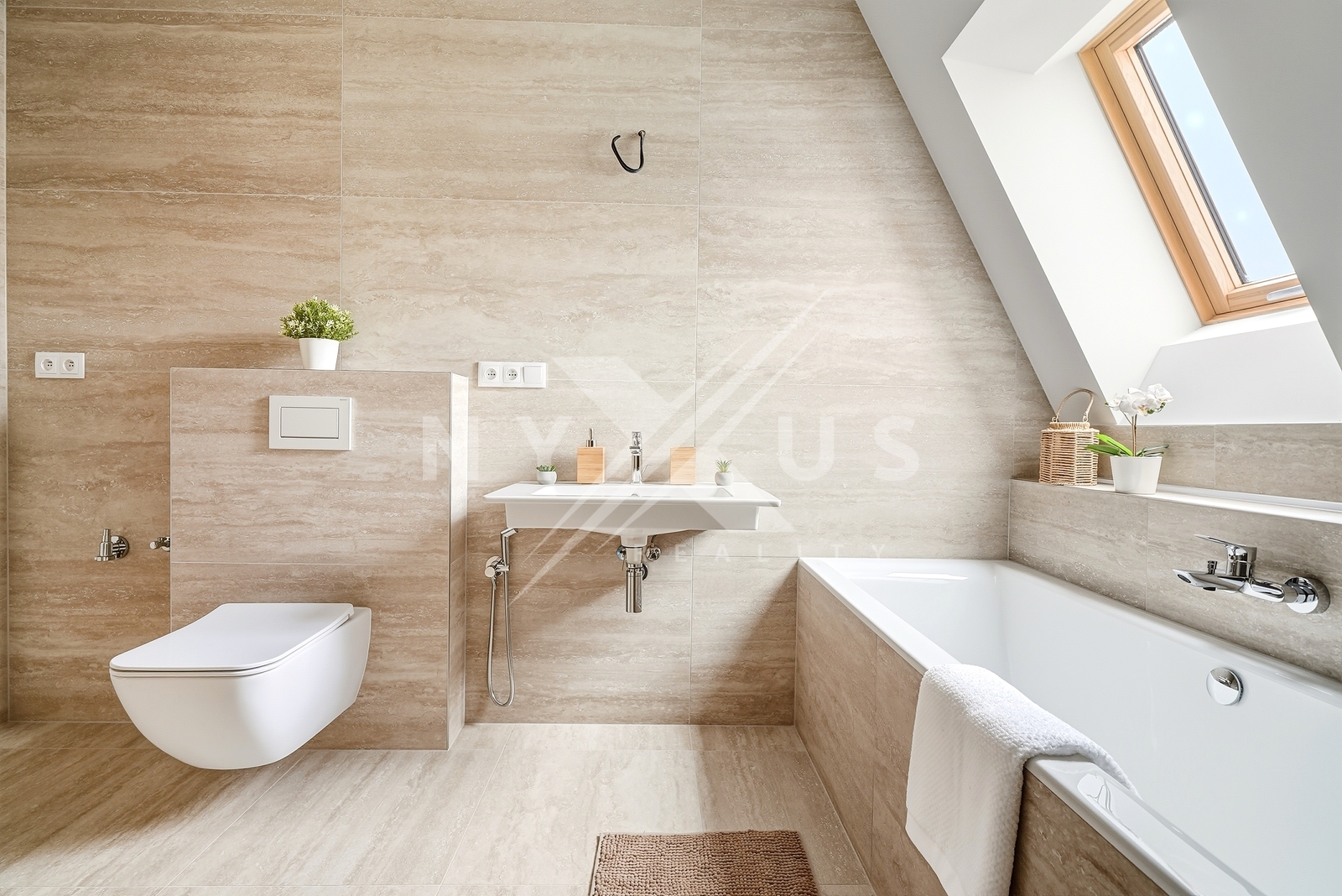 Koupelna s toaletou, vanou a sprchovým koutem