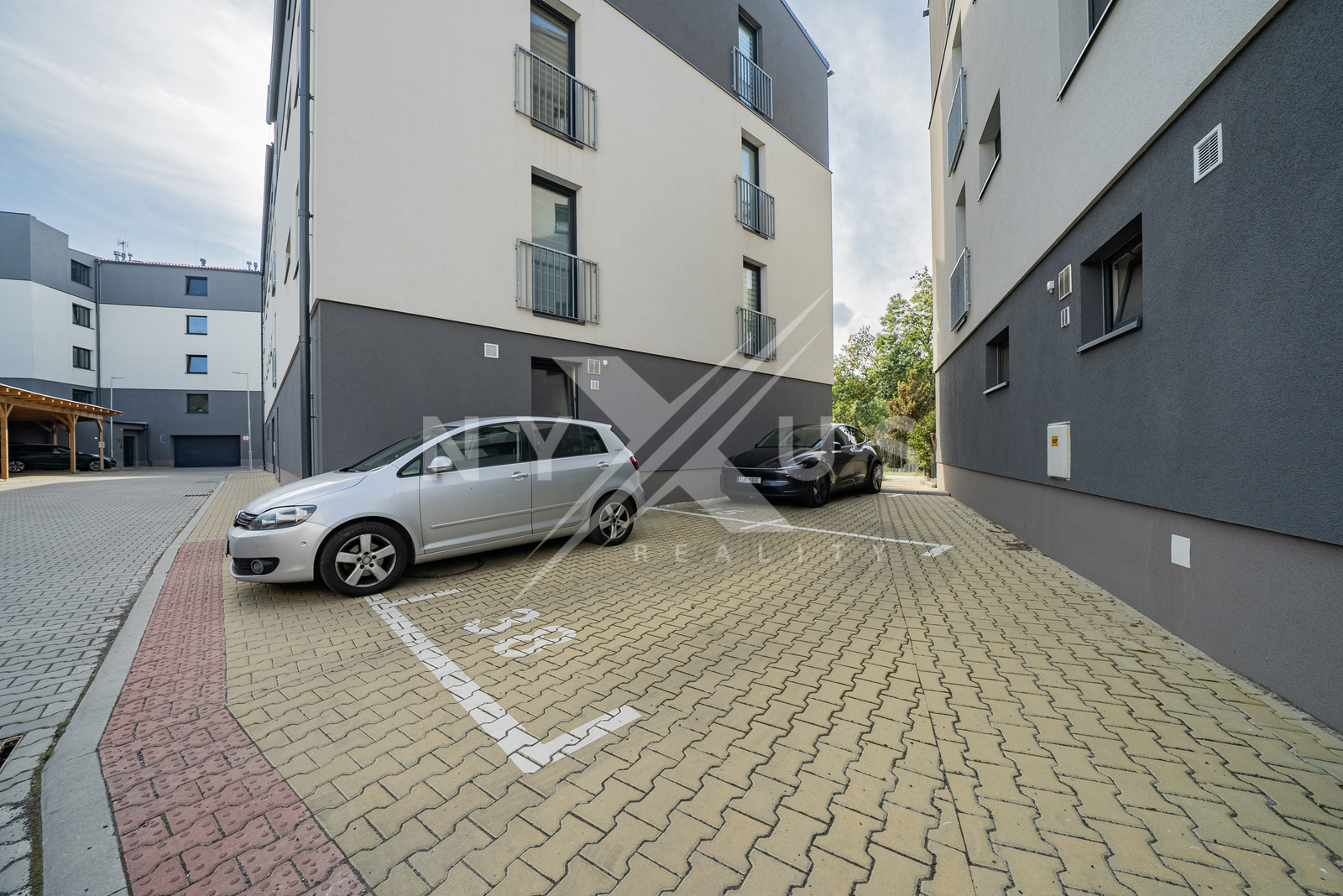 2 parkovací stání patřící k bytu
