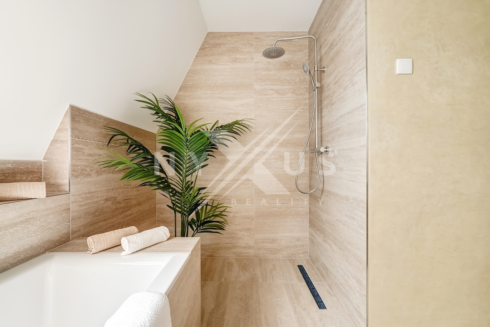 Koupelna s toaletou, vanou a sprchovým koutem