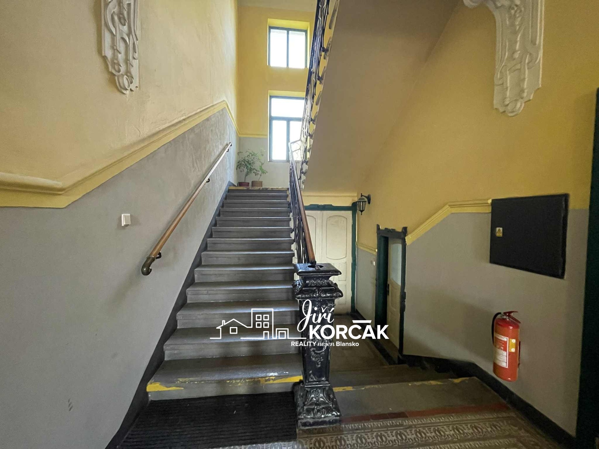 Schodiště v budově (1)