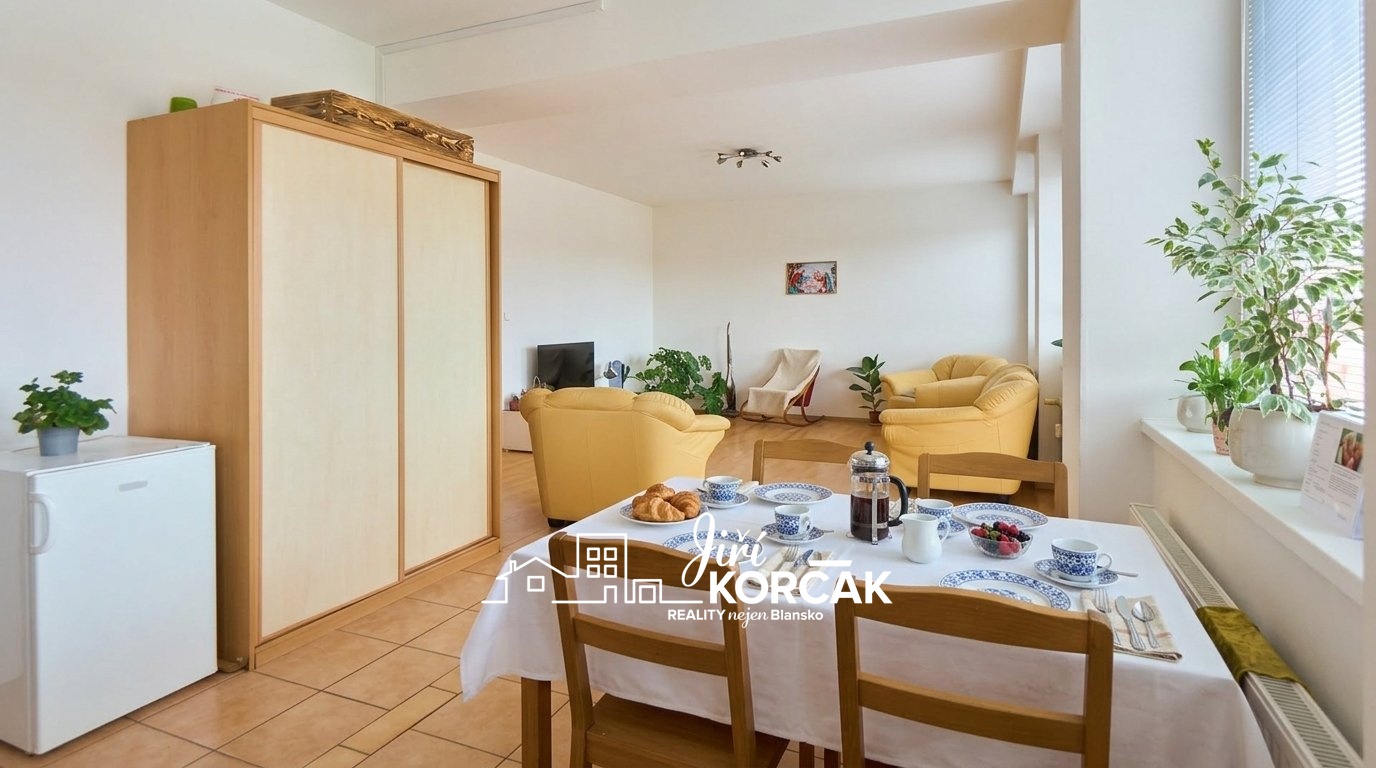 Kitchen_table_with_202604191416