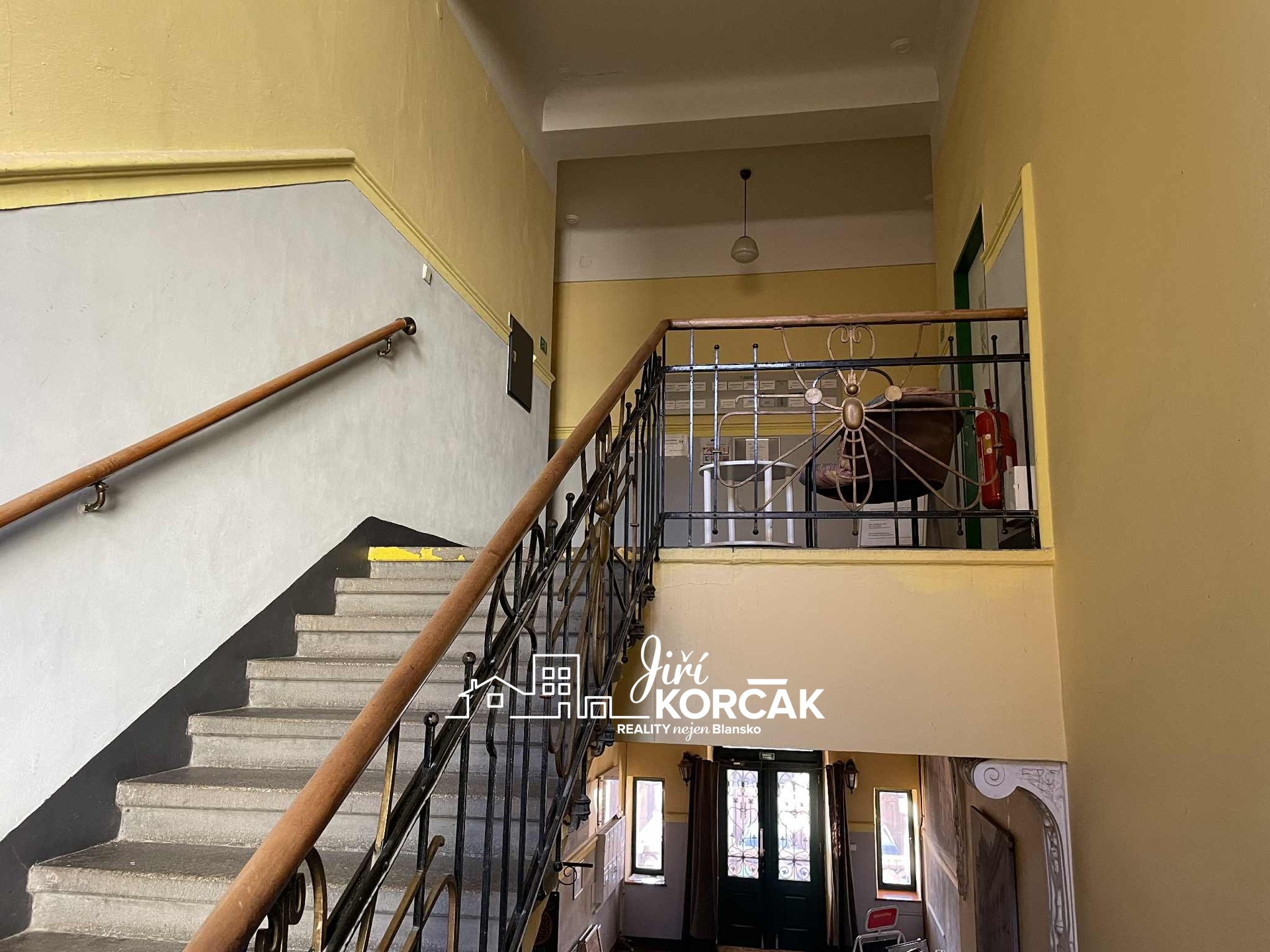 Schodiště v budově (2)