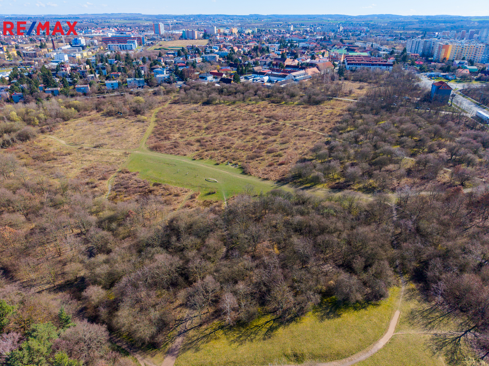 Výhled z lodžie na park a psí louku