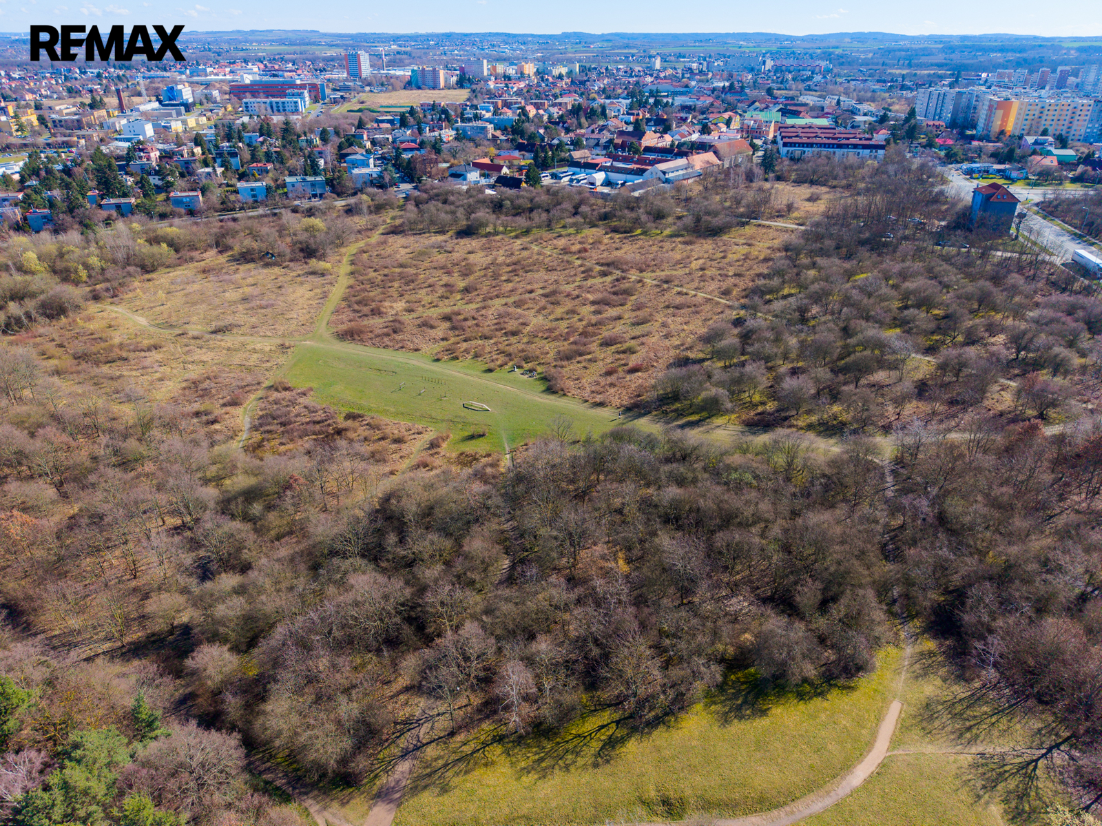 Výhled z lodžie na park a psí louku