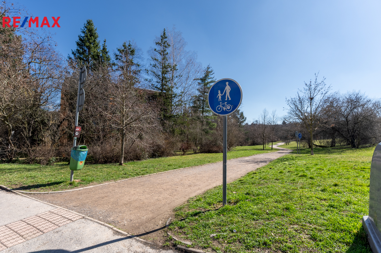 Naproti jsou stezky a psí louka
