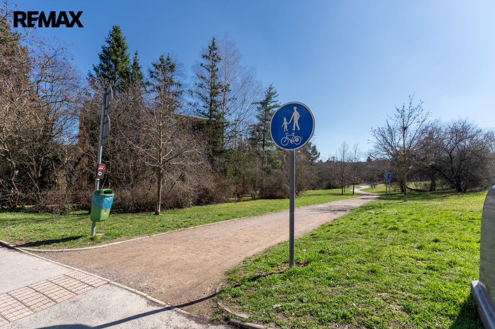 Naproti jsou stezky a psí louka