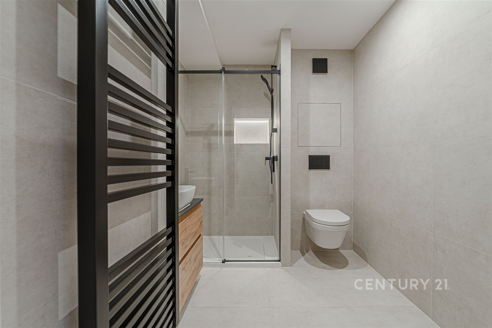 Moderní koupelna s dlažbou, sprchovým koutem a záv