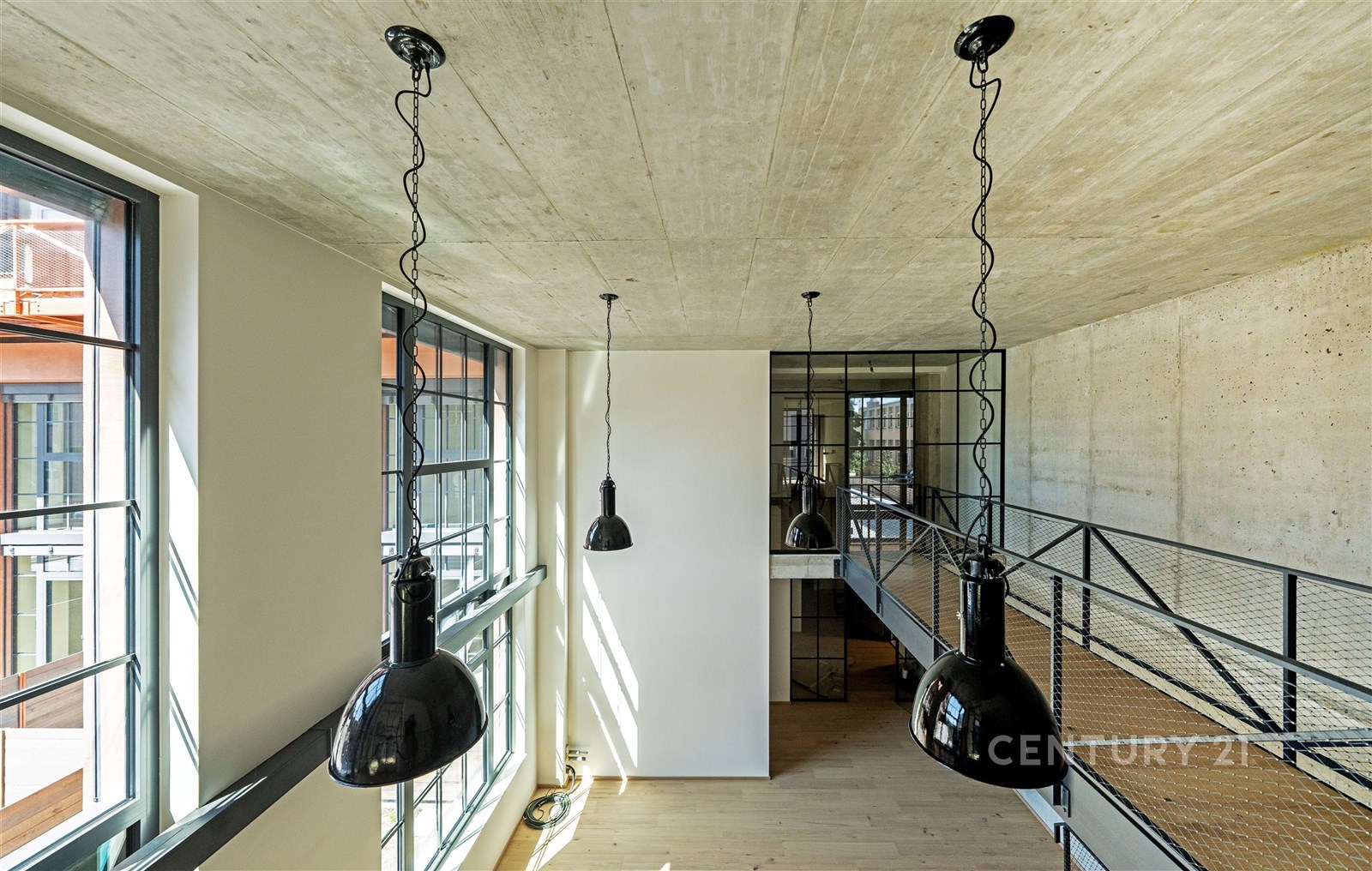 Prostorný industriální loft s betonovým stropem, v