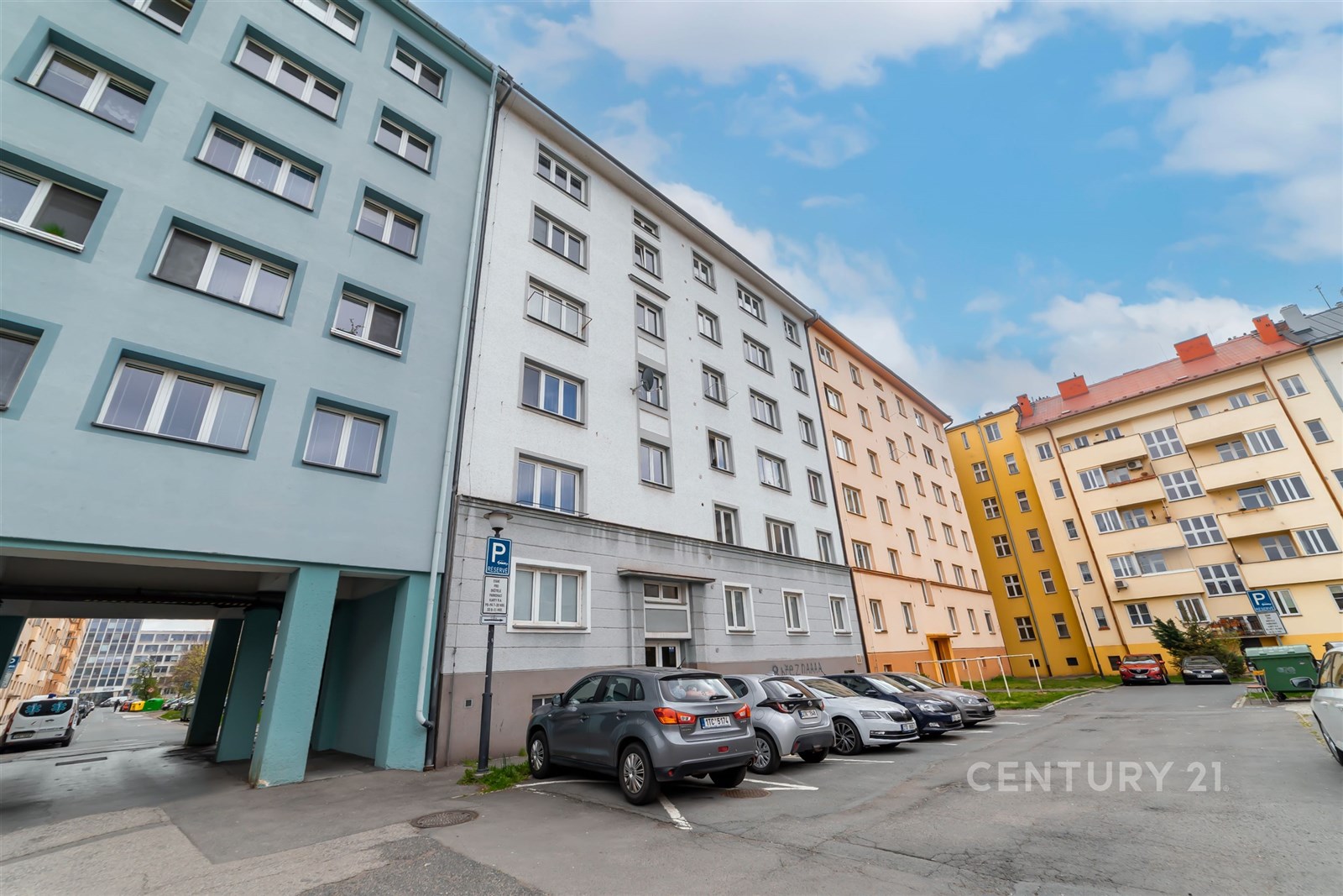 Pohled na bytový dům s parkovištěm, rekonstruovaná