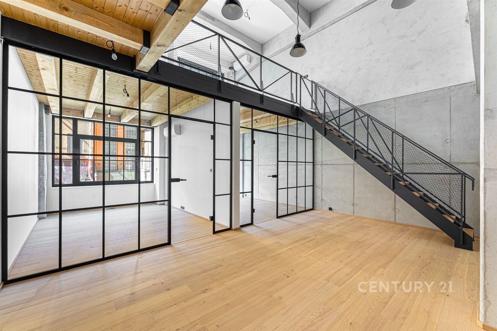 Prostorný moderní obývací pokoj s parketovou podla