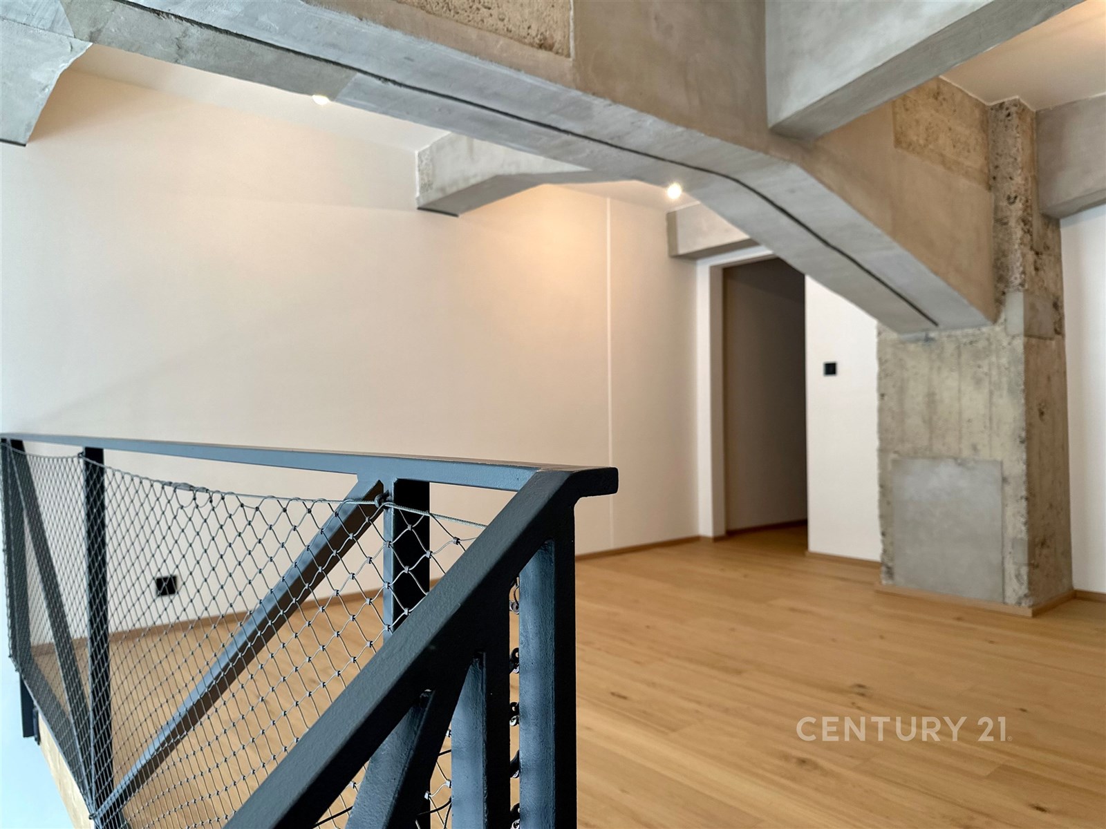 Moderní interiér s parketovou podlahou, odkryté be