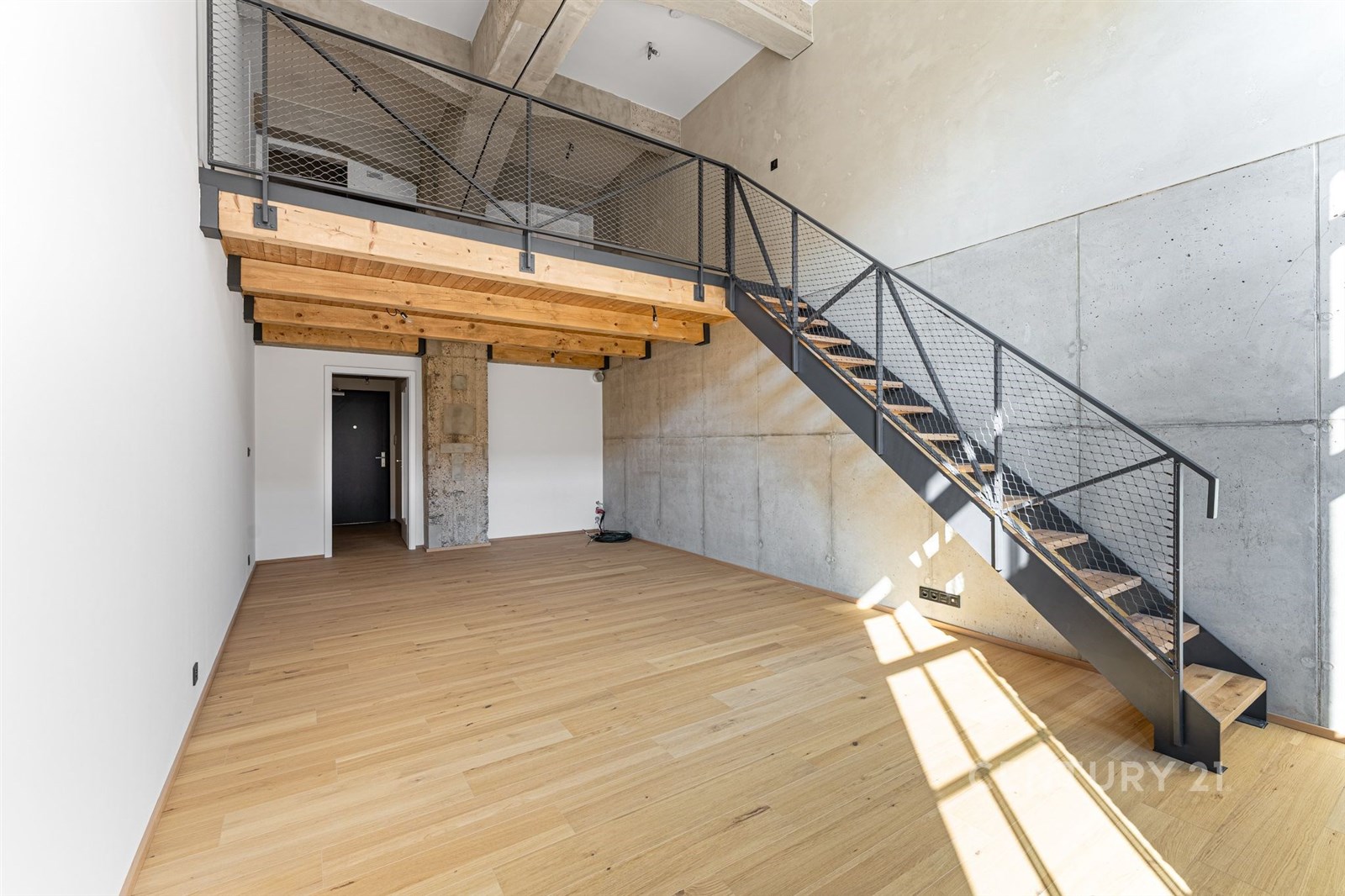 Podkrovní obývací pokoj s dřevěnou parketovou podl