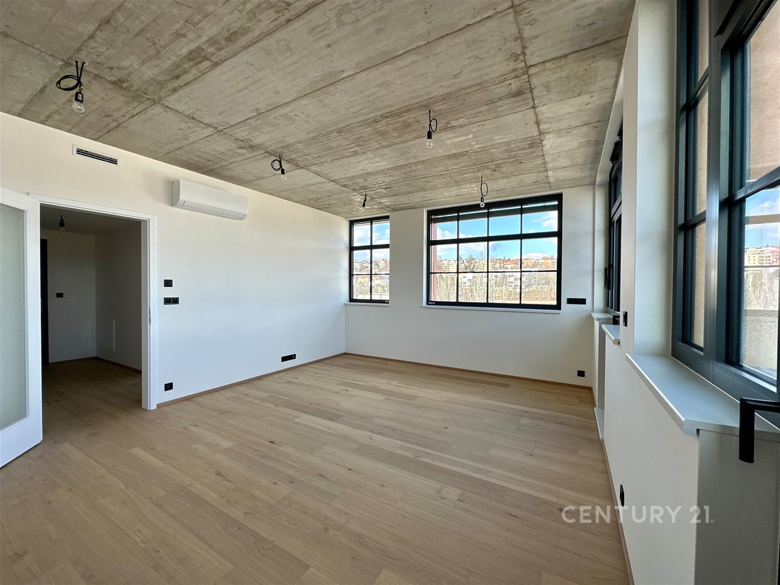 Světlý obývací pokoj s parketovou podlahou, velká 