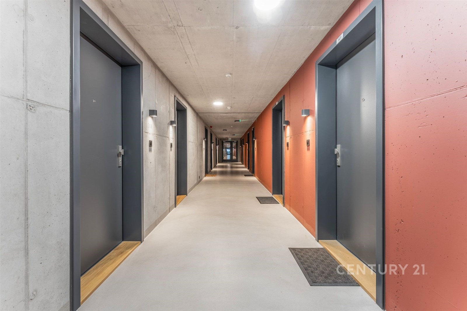 Chodba bytového domu s moderním designem, betonové