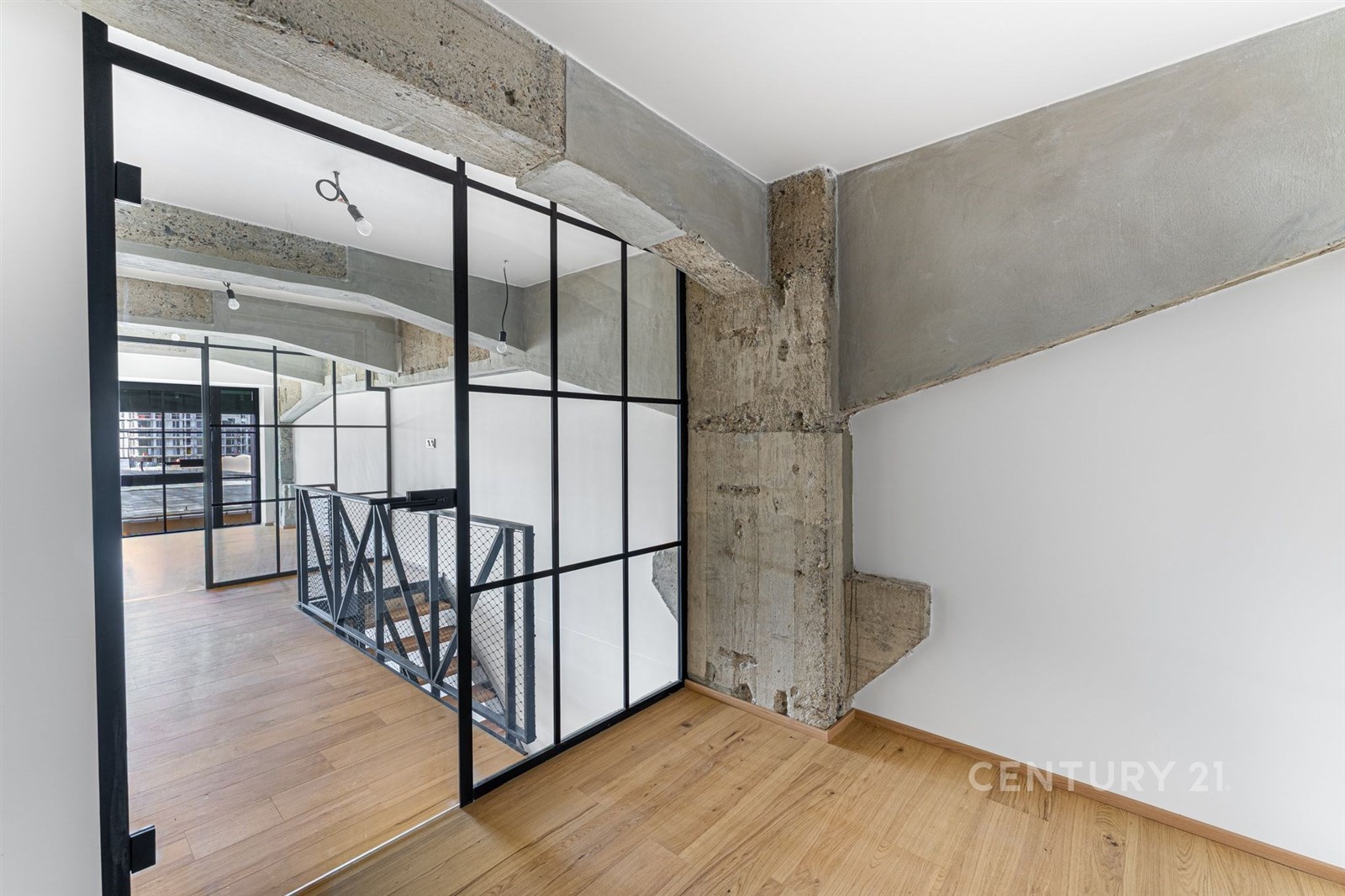 Průmyslová chodba, dřevo a betonové prvky, moderní