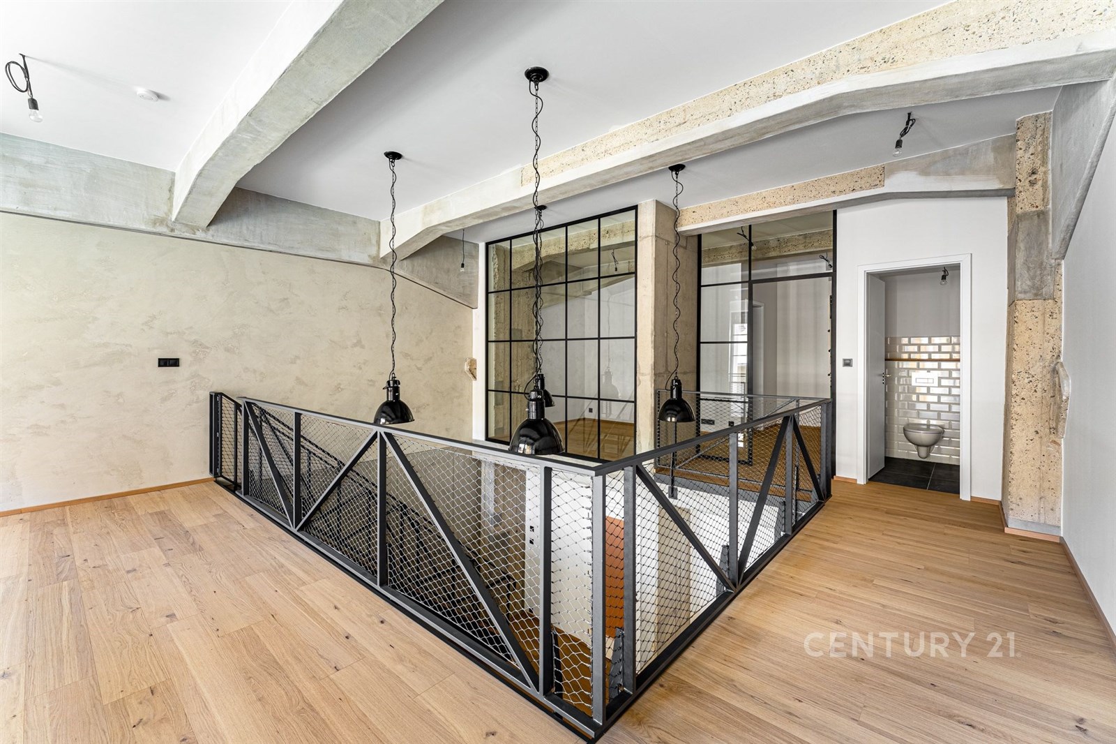 Podkrovní prostor s parketovou podlahou, moderním 