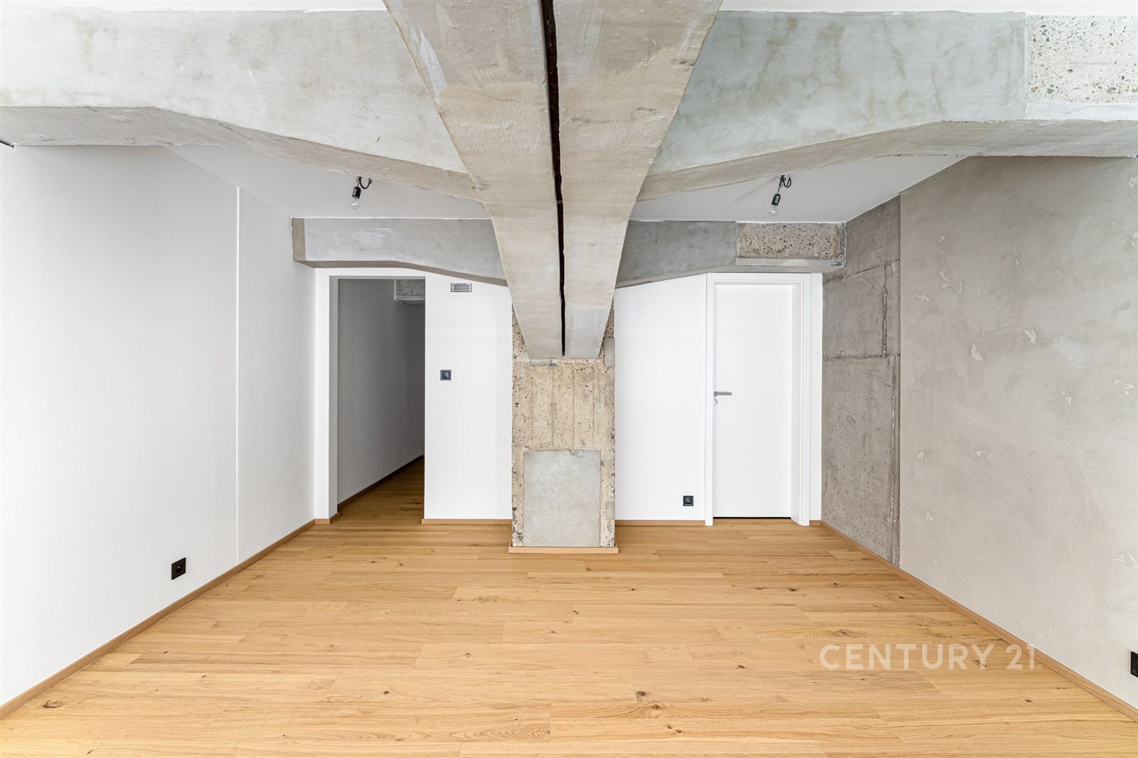 Průmyslový obývací pokoj, parketová podlaha, beton